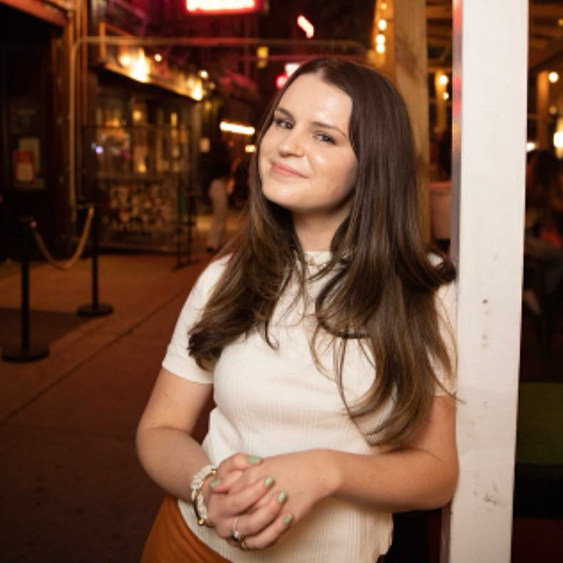 Photo stand up comedian Maggie Naughton